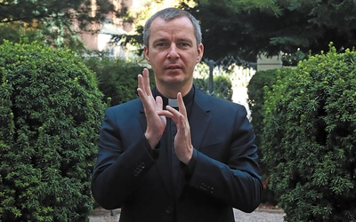 Słuchać Boga w świecie ciszy. Czy niesłyszący mogą czytać Biblię?