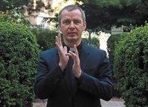 Ks. Tomasz Filinowicz   jest od 2022 roku Krajowym Duszpasterzem Niesłyszących. Od prawie 15 lat pracuje z niesłyszącymi. Prowadzi Duszpasterstwo Niesłyszących i Niewidomych Archidiecezji Wrocławskiej. Jest założycielem Fundacji Fonis, wspierającej osoby niesłyszące.