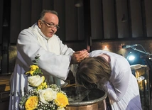 Młode pokolenie stanowi ponad połowę praktykujących Francuzów. Jak Paryż przygotowuje się na formację neofitów?