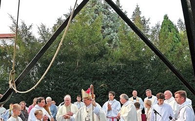 Przewodniczący KEP pobłogosławił dzwonnicę ze zwróconym z Niemiec zabytkiem. 
