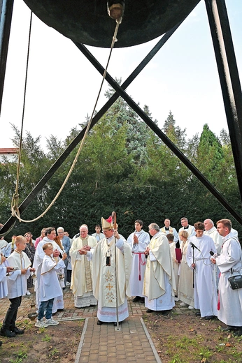 Przewodniczący KEP pobłogosławił dzwonnicę ze zwróconym z Niemiec zabytkiem. 