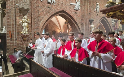 Ministranci w bazylice Wniebowzięcia NMP w Rudach.