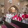 Ministranci w bazylice Wniebowzięcia NMP w Rudach.