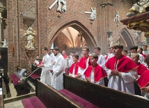 Ministranci w bazylice Wniebowzięcia NMP w Rudach.