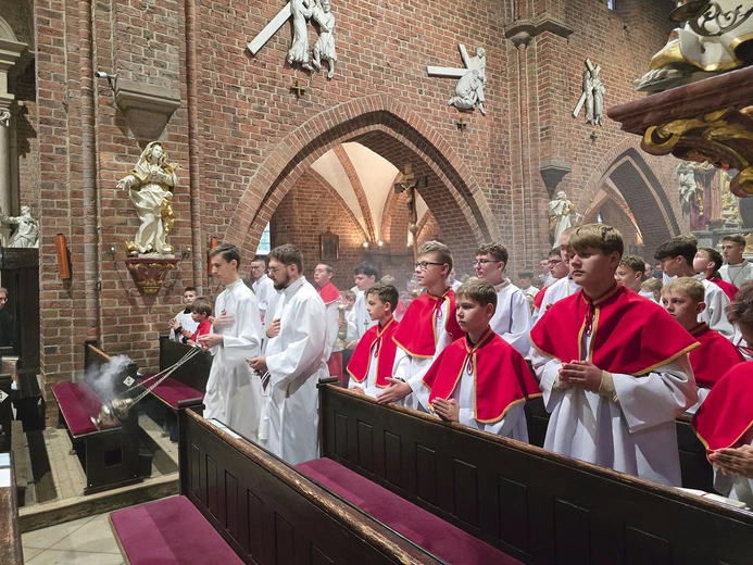 Ministranci w bazylice Wniebowzięcia NMP w Rudach.