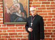Bp Skibicki jest dyrektorem Wydziału Katechetycznego Kurii Diecezji Elbląskiej. 