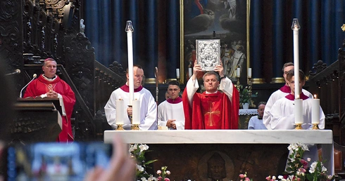 Biskup podkreślił, że szukając otuchy, zawsze warto odwołać się do Pisma Świętego. 