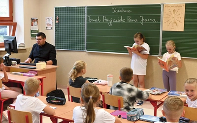Klasa III w Szkole Podstawowej nr 1 im. Bohaterów Westerplatte w Cichem podczas lekcji religii.