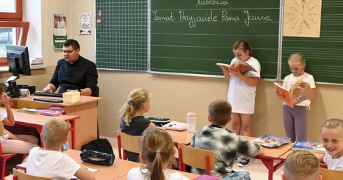 Klasa III w Szkole Podstawowej nr 1 im. Bohaterów Westerplatte w Cichem podczas lekcji religii.