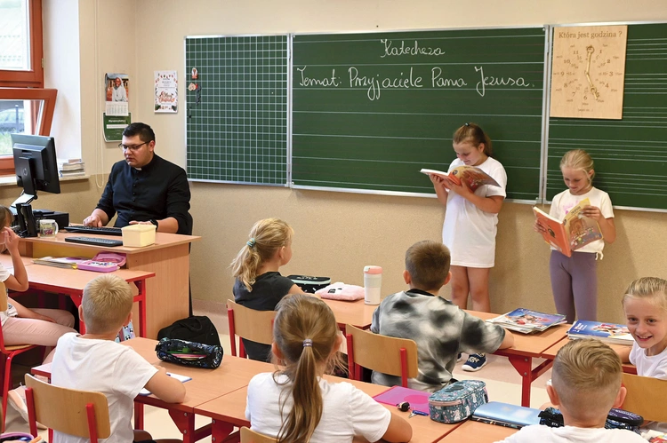 Klasa III w Szkole Podstawowej nr 1 im. Bohaterów Westerplatte w Cichem podczas lekcji religii.