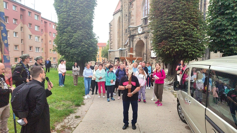 To pielgrzymowanie ma bardzo długą tradycję, dlatego warto je kontynuować.