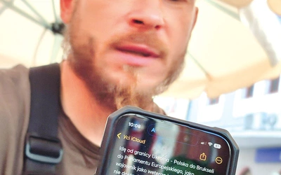 Andrij nie zna języka polskiego, ale dzięki aplikacji w telefonie mógł napotkanym osobom przekazać, gdzie i po co idzie.