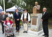 Pomnik stanął w centrum miejscowości. 