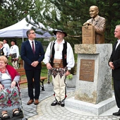 Pomnik stanął w centrum miejscowości. 