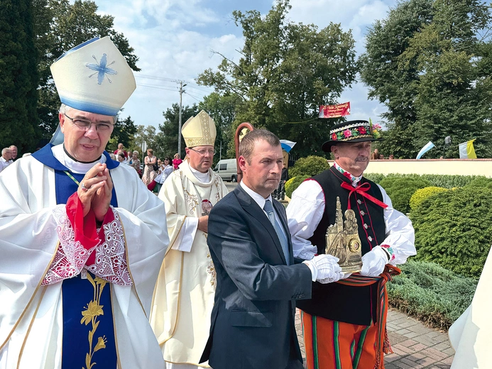 Podczas liturgii wprowadzono do parafii relikwie bł. kard. Stefana Wyszyńskiego.