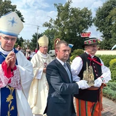 Podczas liturgii wprowadzono do parafii relikwie bł. kard. Stefana Wyszyńskiego.