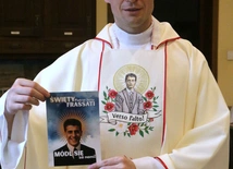 Obrazek z wizerunkiem patrona i modlitwą do niego otrzymała każda rodzina. 