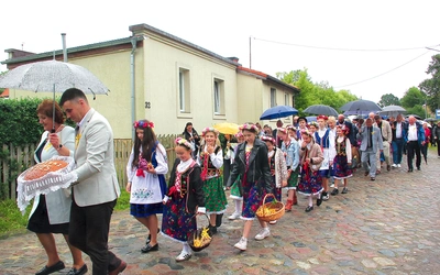 Parada prowadzona przez orkiestrę ruszyła z kościoła na plac dożynkowy. 