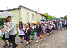 Parada prowadzona przez orkiestrę ruszyła z kościoła na plac dożynkowy. 
