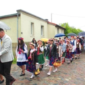 Parada prowadzona przez orkiestrę ruszyła z kościoła na plac dożynkowy. 