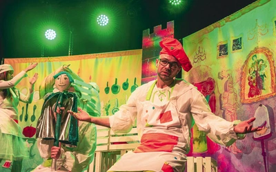 Dawid, oprócz tego, że jest reżyserem, jest także aktorem.