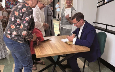 Spotkanie autorskie z ks. Krzysztofem Matuszewskim zakończyło się indywidualnymi rozmowami. Nie brakowało także chętnych do otrzymania autografu w egzemplarzu książki.