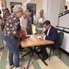 Spotkanie autorskie z ks. Krzysztofem Matuszewskim zakończyło się indywidualnymi rozmowami. Nie brakowało także chętnych do otrzymania autografu w egzemplarzu książki.