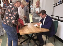 Spotkanie autorskie z ks. Krzysztofem Matuszewskim zakończyło się indywidualnymi rozmowami. Nie brakowało także chętnych do otrzymania autografu w egzemplarzu książki.