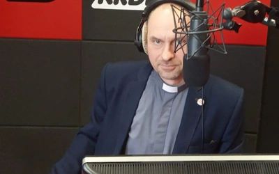 – Zaczynałem moją przygodę z radiem 30 lat temu, prowadząc jeszcze jako student, przed wstąpieniem do seminarium, audycję muzyczną w Katolickim Radiu Ciechanów – mówi ksiądz radiowiec.