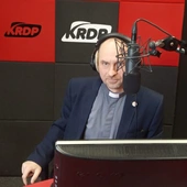 – Zaczynałem moją przygodę z radiem 30 lat temu, prowadząc jeszcze jako student, przed wstąpieniem do seminarium, audycję muzyczną w Katolickim Radiu Ciechanów – mówi ksiądz radiowiec.