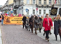 Uczestnicy wyszli z katedry  i dotarli na Rynek.