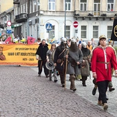 Uczestnicy wyszli z katedry  i dotarli na Rynek.