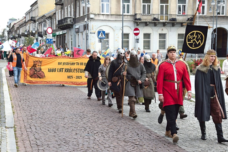 Uczestnicy wyszli z katedry  i dotarli na Rynek.
