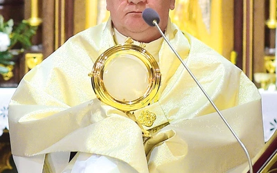 Po błogosławieństwie abp Józef Górzyński przeniósł Najświętszy Sakrament do kaplicy.