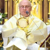 Po błogosławieństwie abp Józef Górzyński przeniósł Najświętszy Sakrament do kaplicy.