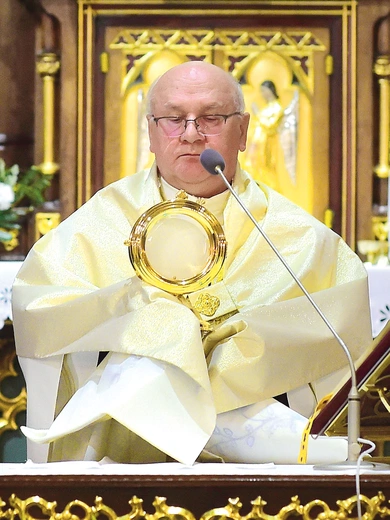 Po błogosławieństwie abp Józef Górzyński przeniósł Najświętszy Sakrament do kaplicy.