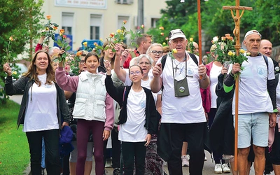 Wiele osób przyszło na uroczystości w pielgrzymkach pieszych.