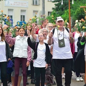 Wiele osób przyszło na uroczystości w pielgrzymkach pieszych.