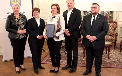 Mariola Wiesiollek (w środku) i jej mąż Joachim (drugi z prawej) zostali uhonorowani w sali balowej żyrowskiego pałacu.