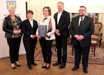 Mariola Wiesiollek (w środku) i jej mąż Joachim (drugi z prawej) zostali uhonorowani w sali balowej żyrowskiego pałacu.