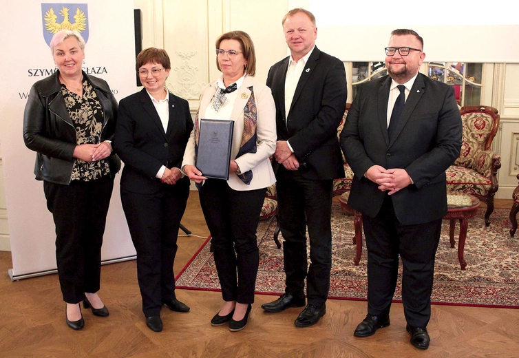 Mariola Wiesiollek (w środku) i jej mąż Joachim (drugi z prawej) zostali uhonorowani w sali balowej żyrowskiego pałacu.