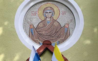 Nowa mozaika nad drzwiami świątyni. 