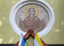 Nowa mozaika nad drzwiami świątyni. 