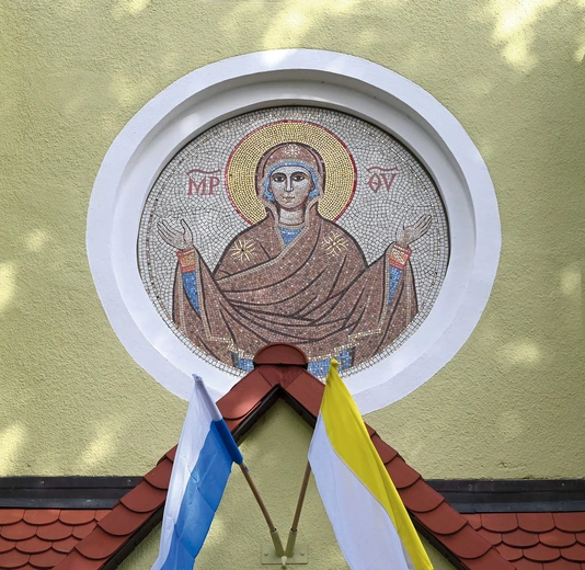 Nowa mozaika nad drzwiami świątyni. 