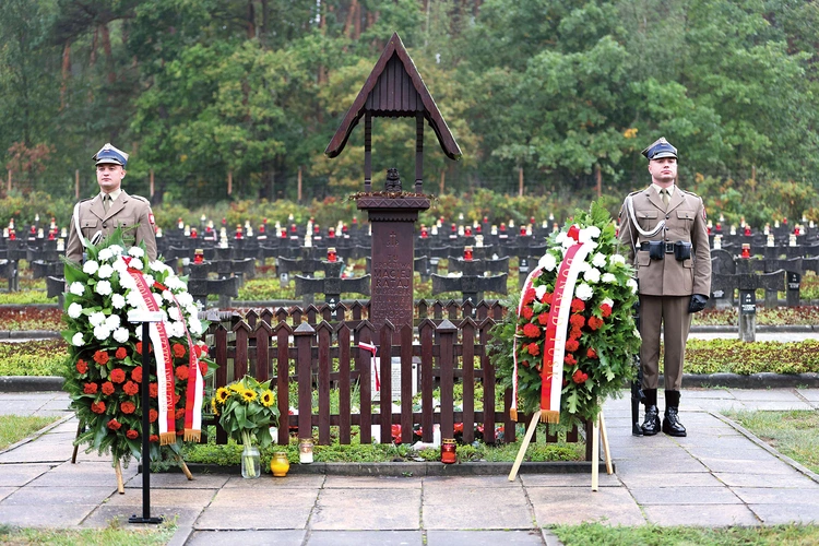 Palmiry to cmentarz-mauzoleum, które powstało na polanie na skraju Puszczy Kampinoskiej. Zginęli tu m.in. artyści, działacze społeczni i polityczni, urzędnicy, sportowcy, duchowni i nauczyciele.