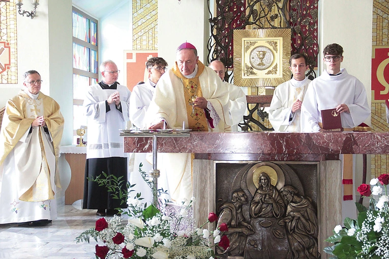 Moment namaszczenia ołtarza, w którym zostały umieszczone relikwie męczenników z Pariacoto – pochodzącego z naszej diecezji Zbigniewa Strzałkowskiegoi Michała Tomaszka. 