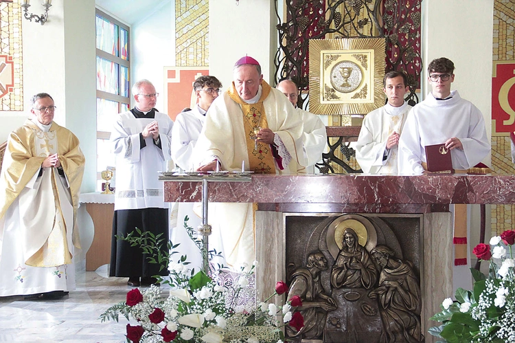 Moment namaszczenia ołtarza, w którym zostały umieszczone relikwie męczenników z Pariacoto – pochodzącego z naszej diecezji Zbigniewa Strzałkowskiegoi Michała Tomaszka. 