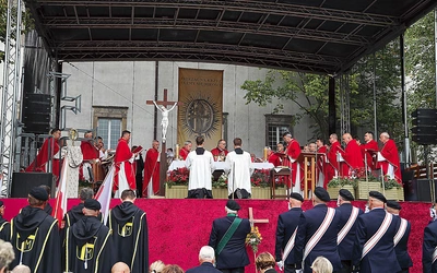 Uroczystej sumie odpustowej przewodniczył nuncjusz apostolski w Polsce.
