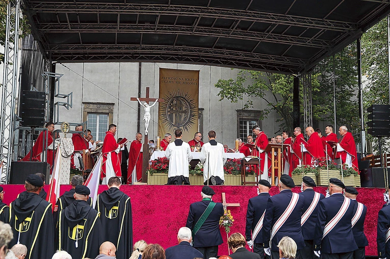 Uroczystej sumie odpustowej przewodniczył nuncjusz apostolski w Polsce.