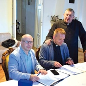 Odbiór prac z udziałem ks. S. Sławińskiego, proboszcza Ciepielowa.